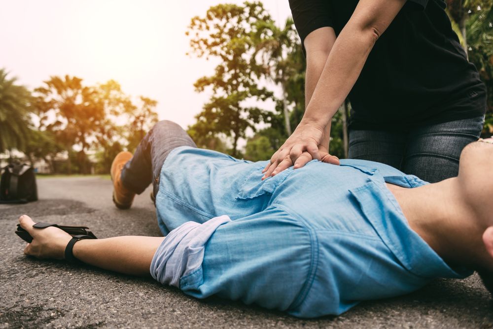 Person pressing on chest to do cpr